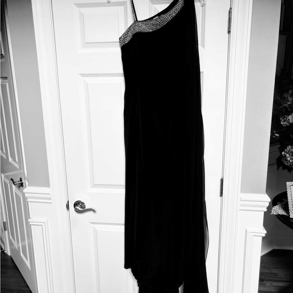 Gorgeous and Elegant Black One-Shoulder Formal Gown
